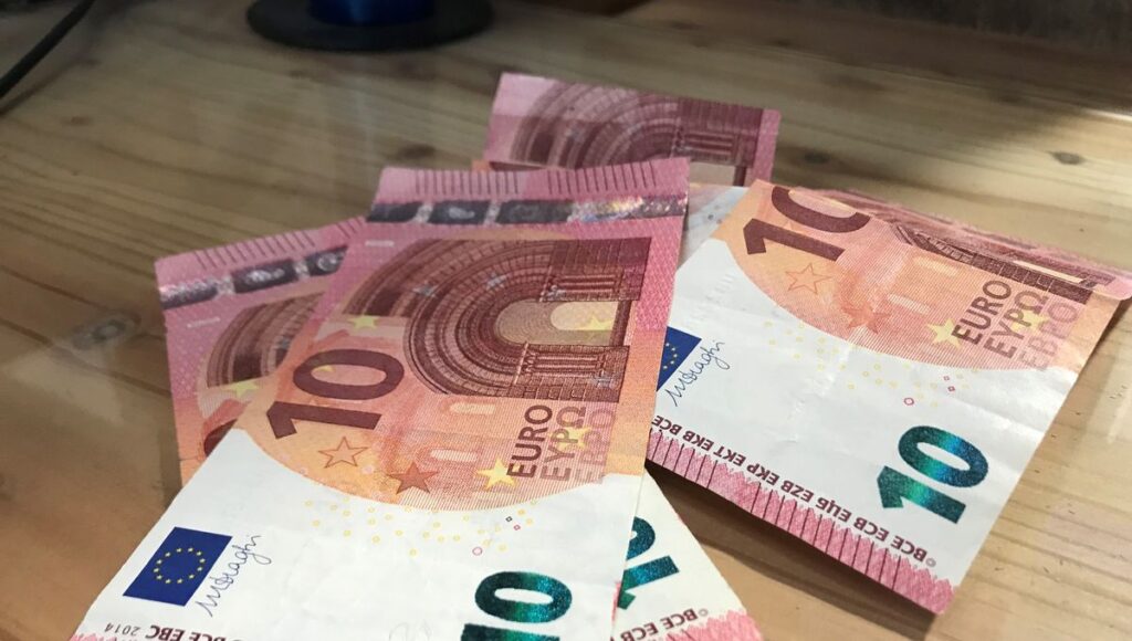 Comprar billetes de euro falsos